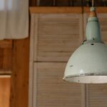Plafonnier rustique en bois illuminant un salon chaleureux, créant une ambiance accueillante.