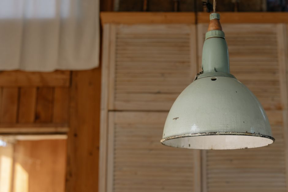 Plafonnier rustique en bois illuminant un salon chaleureux, créant une ambiance accueillante.